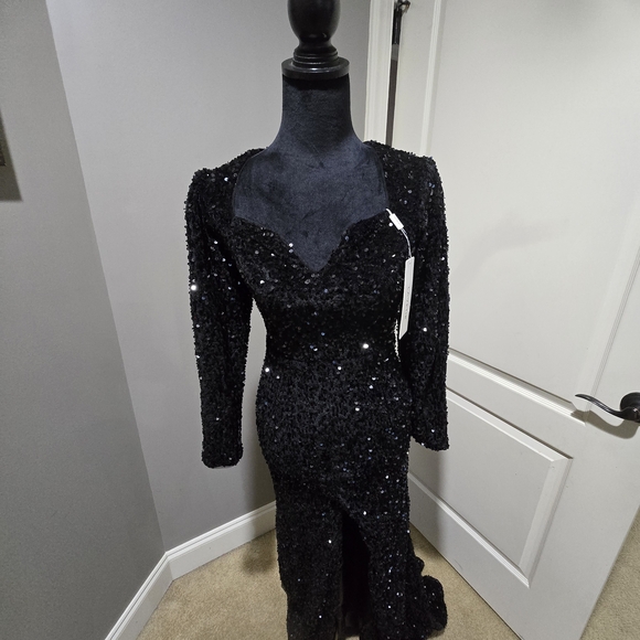 Elegant Black Sequin Evening Gown - Picture 1 of 6
